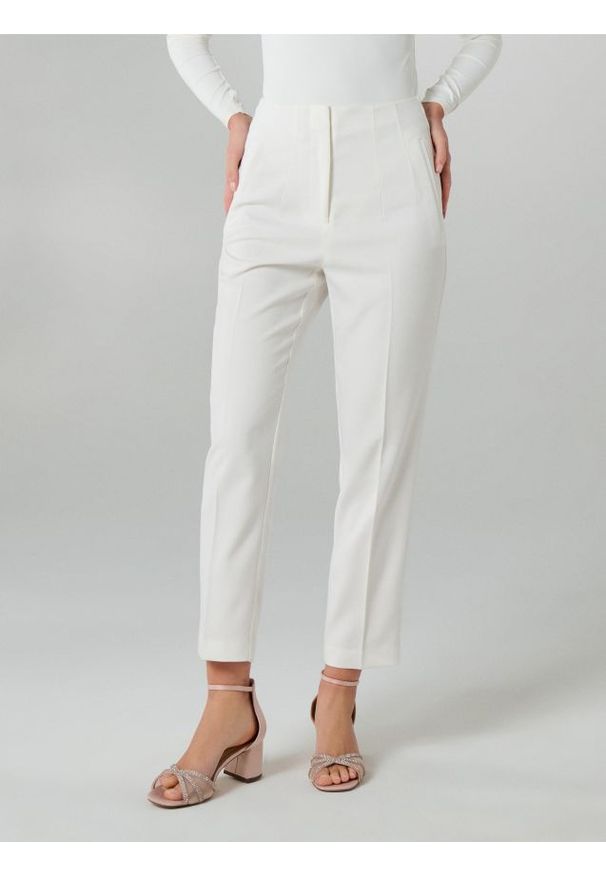 Sinsay - Spodnie cygaretki z domieszką wiskozy - biały. Kolor: biały. Materiał: wiskoza