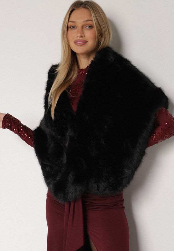 Born2be - Czarne Ponczo Etola z Futerka w Stylu Szala Cahreva. Okazja: na wesele, na ślub cywilny, na imprezę. Kolor: czarny. Materiał: futro. Styl: elegancki, klasyczny