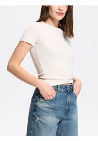 Reserved - T-shirt slim fit z modalem - kremowy. Kolor: kremowy. Materiał: bawełna, dzianina #1