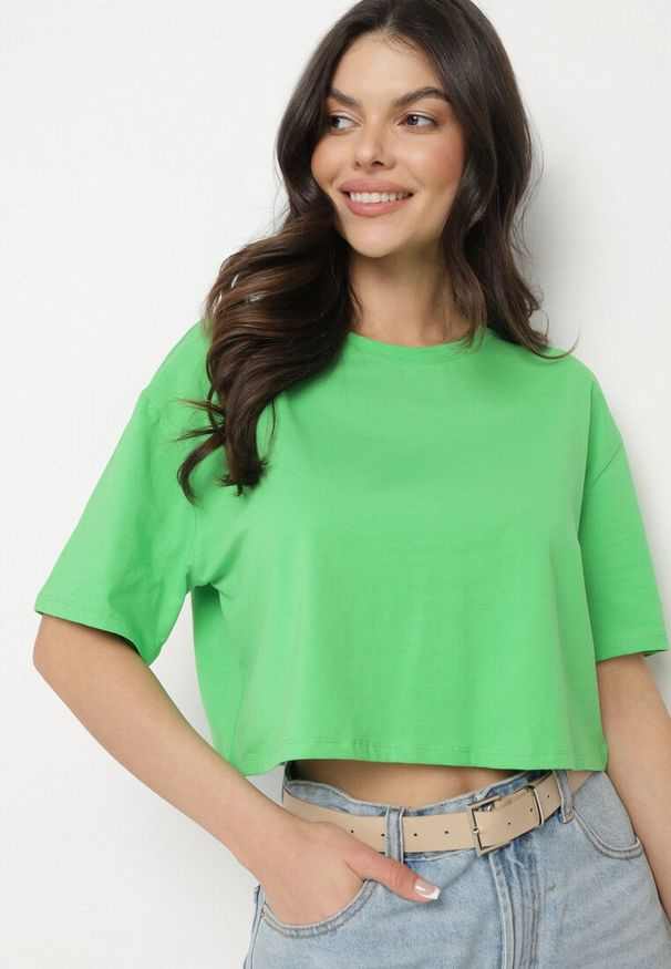 Born2be - Jasnozielony Krótki T-shirt Oversize Lilu. Okazja: na co dzień. Kolor: zielony. Materiał: tkanina, bawełna. Długość: krótkie. Sezon: wiosna, lato. Styl: casual, elegancki