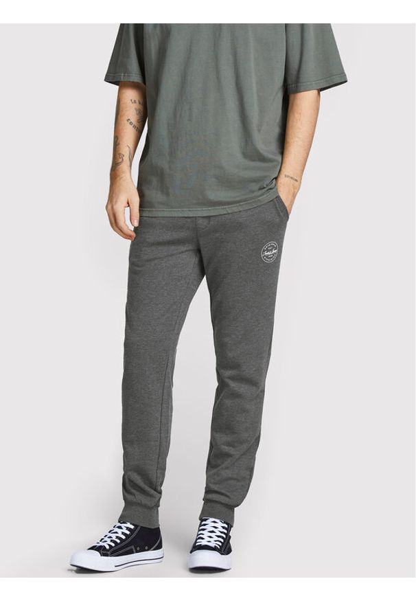 Jack & Jones - Jack&Jones Spodnie dresowe Gordon 12165322 Szary Regular Fit. Kolor: szary. Materiał: bawełna, syntetyk