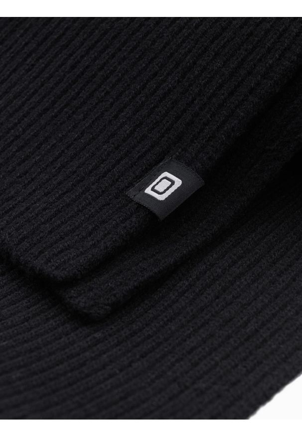Ombre Clothing - Monochromatyczny męski szalik z prążkowanej dzianiny – czarny V1 OM-ACSF-0119 - uniwersalny. Okazja: na co dzień. Kolor: czarny. Materiał: dzianina, prążkowany. Wzór: aplikacja, ze splotem, jednolity. Styl: wizytowy, klasyczny, casual