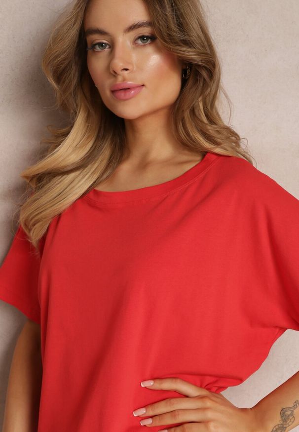 Renee - Czerwony Bawełniany T-shirt Oversize z Krótkim Rękawem i Dłuższym Tyłem Zanimara. Kolor: czerwony. Materiał: bawełna. Długość rękawa: krótki rękaw. Długość: krótkie