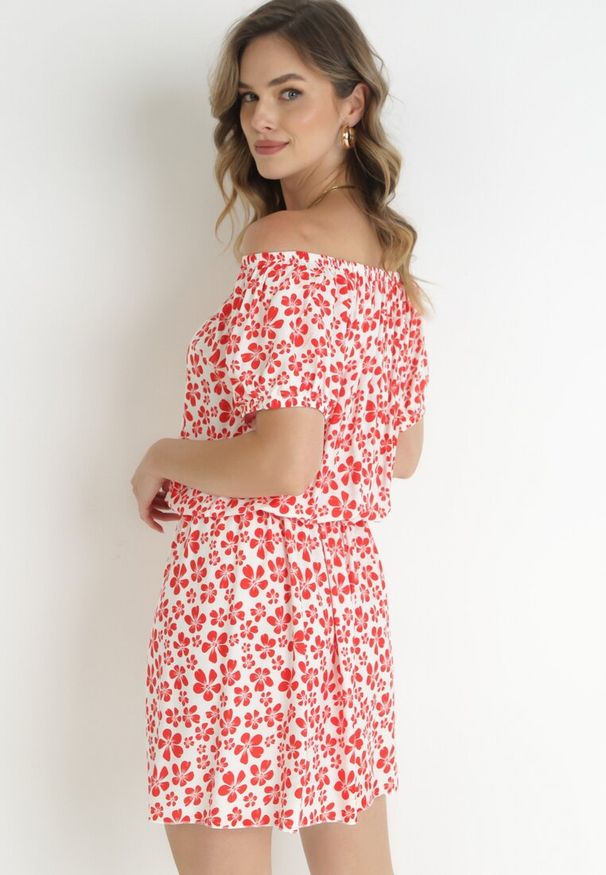 Born2be - Czerwona Rozkloszowana Sukienka Mini z Hiszpańskim Dekoltem i Gumką w Talii z Wiskozy Jassinta. Okazja: na co dzień. Kolor: czerwony. Materiał: wiskoza. Styl: casual. Długość: mini