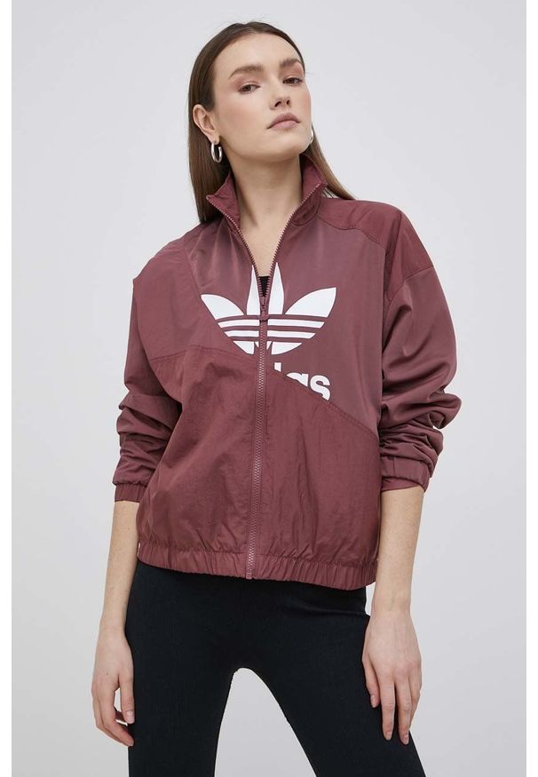 adidas Originals kurtka Adicolor damska kolor fioletowy przejściowa. Okazja: na co dzień. Kolor: fioletowy. Materiał: materiał. Długość rękawa: raglanowy rękaw. Styl: casual