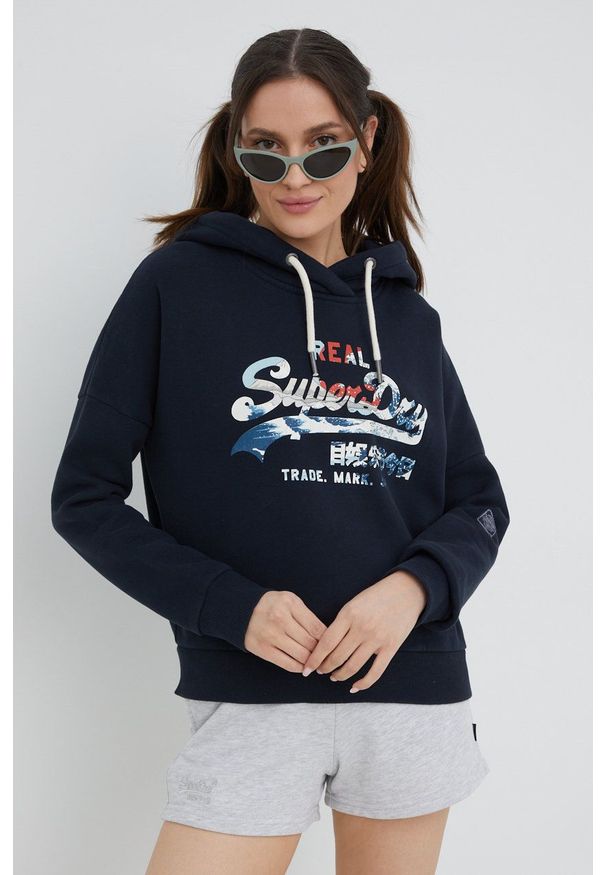 Superdry bluza damska kolor granatowy z kapturem z nadrukiem. Typ kołnierza: kaptur. Kolor: niebieski. Wzór: nadruk