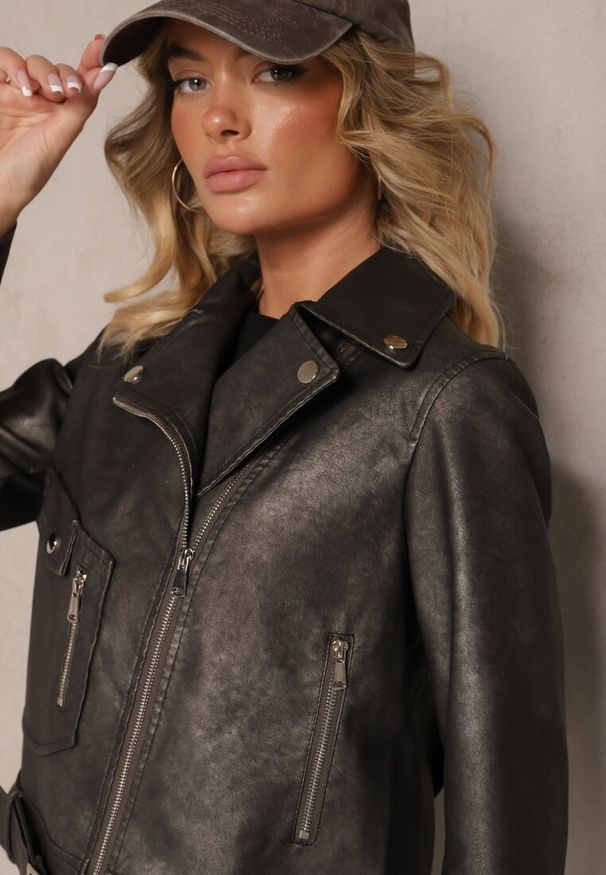 Renee - Ciemnoszara Kurtka o Kroju Ramoneski z Paskiem ze Sprzączką i Kieszeniami Milvila. Okazja: na co dzień. Kolor: szary. Materiał: jeans. Styl: elegancki, casual, klasyczny, rockowy