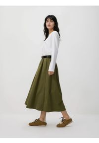 Reserved - Spódnica midi z paskiem - ciemnozielony. Kolor: zielony. Materiał: tkanina. Wzór: gładki #1