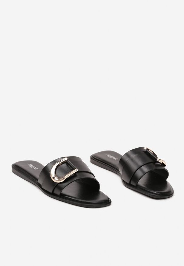 Born2be - Czarne Klasyczne Płaskie Klapki z Metalową Klamrą Lemoria. Okazja: na co dzień. Kolor: czarny. Materiał: jeans. Wzór: aplikacja. Styl: klasyczny