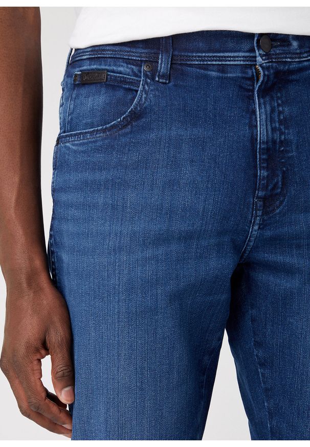 Wrangler - WRANGLER TEXAS SLIM MĘSKIE SPODNIE JEANSOWE APOLLO W12SMN396