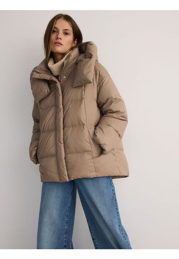 Reserved - Puchowa kurtka oversize - beżowy. Kolor: beżowy. Materiał: puch