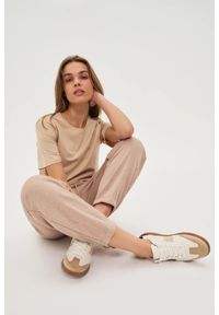 MOODO - Spodnie dresowe beżowe. Kolor: beżowy. Materiał: dresówka