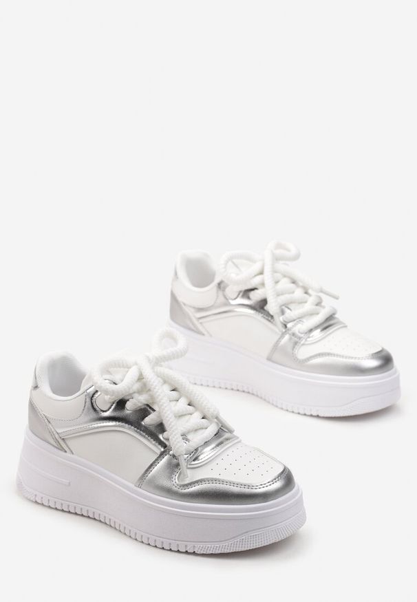Renee - Biało-Srebrne Sznurowane Sneakersy na Platformie z Metalicznymi Wstawkami Arileva. Kolor: biały. Materiał: jeans. Obcas: na platformie
