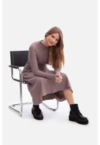 BeWear - Bawełniana sukienka dzianinowa z golfem rozkloszowana kakao. Typ kołnierza: golf. Kolor: czarny, brązowy. Materiał: dzianina, bawełna. Sezon: zima, jesień #6