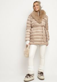 Born2be - Beżowa Pikowana Kurtka z Paskiem i Futrzanym Kołnierzem Gunnitte. Typ kołnierza: bez kaptura. Kolor: beżowy. Materiał: futro. Styl: elegancki #4