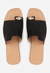 Renee - Czarne Płaskie Klapki VICES z Paskiem na Duży Palec i Metaliczną Ozdobą Nesassea. Okazja: na co dzień. Kolor: czarny. Materiał: len, zamsz. Wzór: aplikacja. Sezon: lato. Styl: boho, elegancki, casual #2