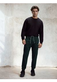 Sinsay - Spodnie dresowe jogger - zielony. Kolor: zielony. Materiał: dresówka #1