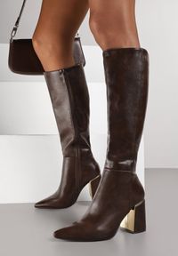 Renee - Brązowe Eleganckie Kozaki na Słupkowym Obcasie z Aplikacją i Noskiem w Szpic Noellame. Kolor: brązowy. Wzór: aplikacja. Obcas: na obcasie. Styl: elegancki. Wysokość obcasa: średni