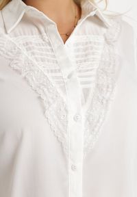 Born2be - Biała Koszula Ozdobiona Falbanką i Koronką Mitchella. Kolor: biały. Materiał: koronka. Wzór: aplikacja, koronka #6