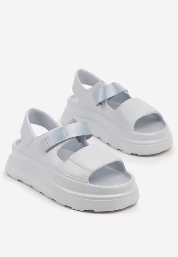 Renee - Jasnoniebieskie Sandały na Platformie w Sportowym Stylu Lisilia. Okazja: na co dzień. Zapięcie: rzepy. Kolor: niebieski. Materiał: jeans. Sezon: lato. Obcas: na platformie. Styl: sportowy