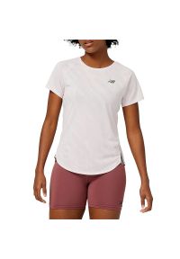 Koszulka New Balance WT23281SOI - różowa. Kolor: różowy. Materiał: poliester. Długość rękawa: krótki rękaw. Długość: krótkie. Sport: fitness