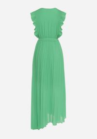 Born2be - Zielona Plisowana Sukienka Maxi Wiskozowa z Kopertowym Dekoltem i Falbankami Glimes. Typ kołnierza: kołnierz z falbankami. Kolor: zielony. Materiał: wiskoza. Typ sukienki: kopertowe. Długość: maxi #4