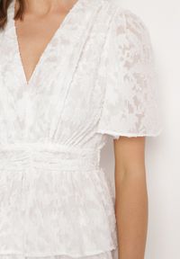 Born2be - Biała Rozkloszowana Sukienka z Trójkątnym Dekoltem z Gumką w Pasie i Falbankami Crapia. Okazja: na spacer. Typ kołnierza: kołnierz z falbankami. Kolor: biały. Długość rękawa: krótki rękaw. Styl: wizytowy #7