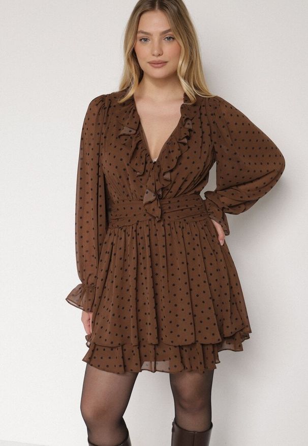Born2be - Brązowa Siateczkowa Sukienka w Groszki o Rozkloszowanym Kroju z Falbankami Nemela. Okazja: na co dzień. Typ kołnierza: kołnierz z falbankami. Kolor: brązowy. Materiał: wełna, poliester. Wzór: grochy. Typ sukienki: proste. Styl: wizytowy, casual