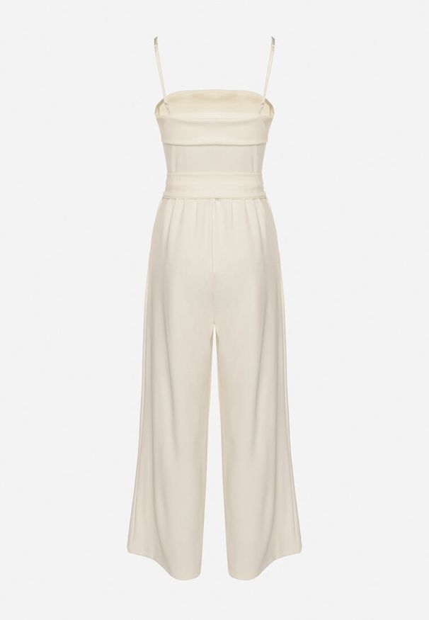 Born2be - Jasnobeżowy Kombinezon Ozdobiony Paskiem z Szerokimi Nogawkami Deolise. Kolor: beżowy. Długość rękawa: na ramiączkach. Wzór: aplikacja. Styl: elegancki