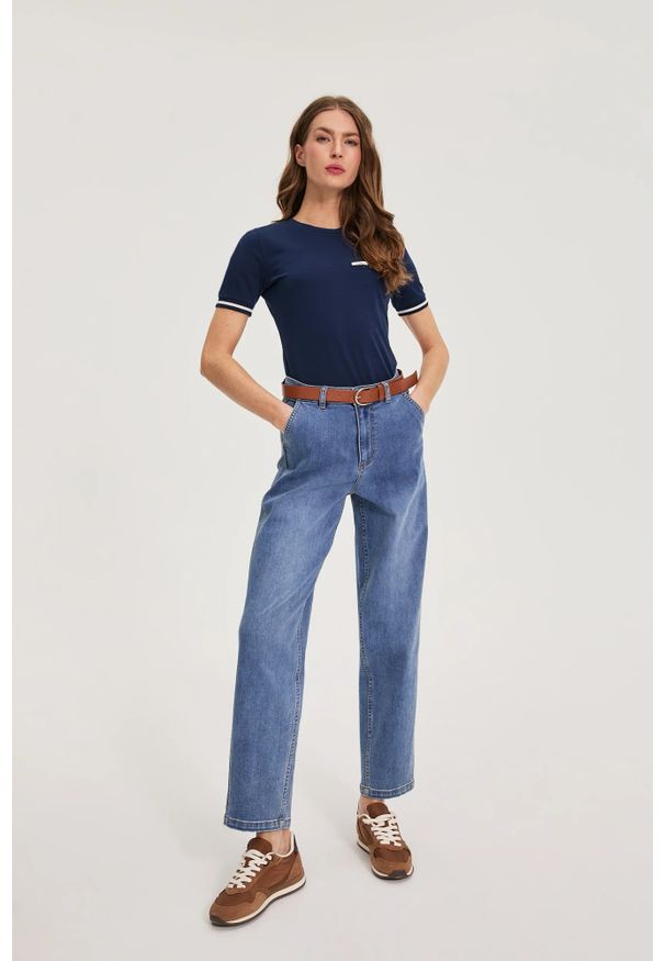MOODO - Jeansy z paskiem niebieskie. Kolor: niebieski