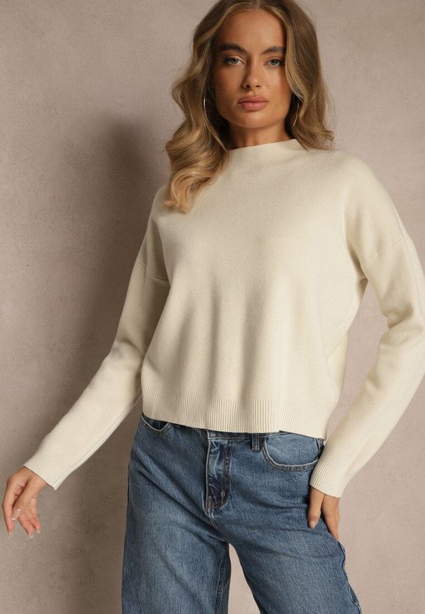 Renee - Jasnobeżowy Pudełkowy Sweter z Półgolfem o Gładkim Wykończeniu Unala. Kolor: beżowy. Materiał: skóra, jeans. Wzór: gładki