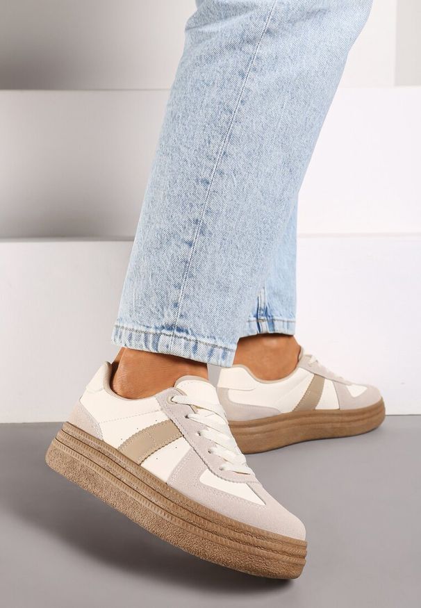Renee - Ciemnobeżowe Sneakersy na Grubej Podeszwie z Ozdobnymi Przeszyciami Ysdole. Kolor: beżowy. Materiał: materiał. Obcas: na platformie
