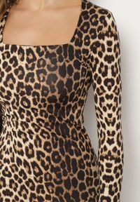 Born2be - Brązowa Dopasowana Sukienka w Panterkę Maxi z Długim Rękawem Esmeria. Typ kołnierza: dekolt kwadratowy. Kolor: brązowy. Długość rękawa: długi rękaw. Wzór: motyw zwierzęcy. Długość: maxi #5