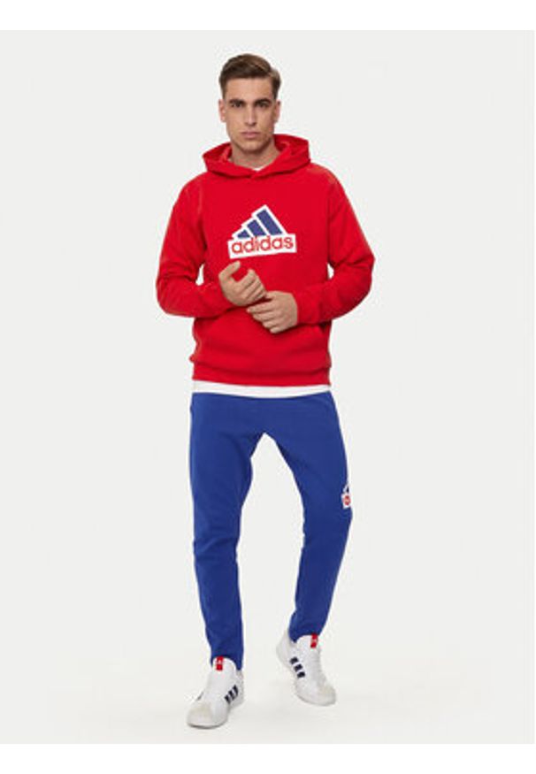 Adidas - adidas Bluza Future Icons Badge of Sport IS8338 Czerwony Regular Fit. Kolor: czerwony. Materiał: bawełna. Styl: sportowy