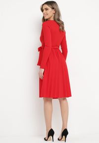 Born2be - Czerwona Midi Sukienka z Plisowanym Dołem i Kopertowym Dekoltem z Materiałowym Paskiem Obebba. Kolor: czerwony. Materiał: materiał. Typ sukienki: kopertowe. Styl: elegancki. Długość: midi #4