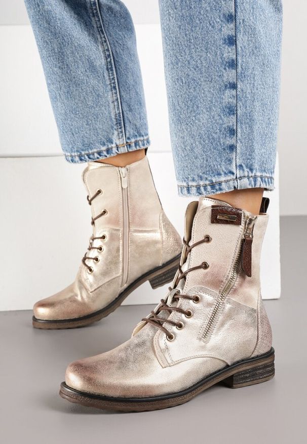 Born2be - Złote Botki Workery ze Sznurowaniem i Zapięciem na Suwak Vemida. Okazja: na co dzień. Zapięcie: sznurówki. Kolor: złoty. Materiał: jeans. Obcas: na obcasie. Styl: klasyczny, casual, elegancki. Wysokość obcasa: niski