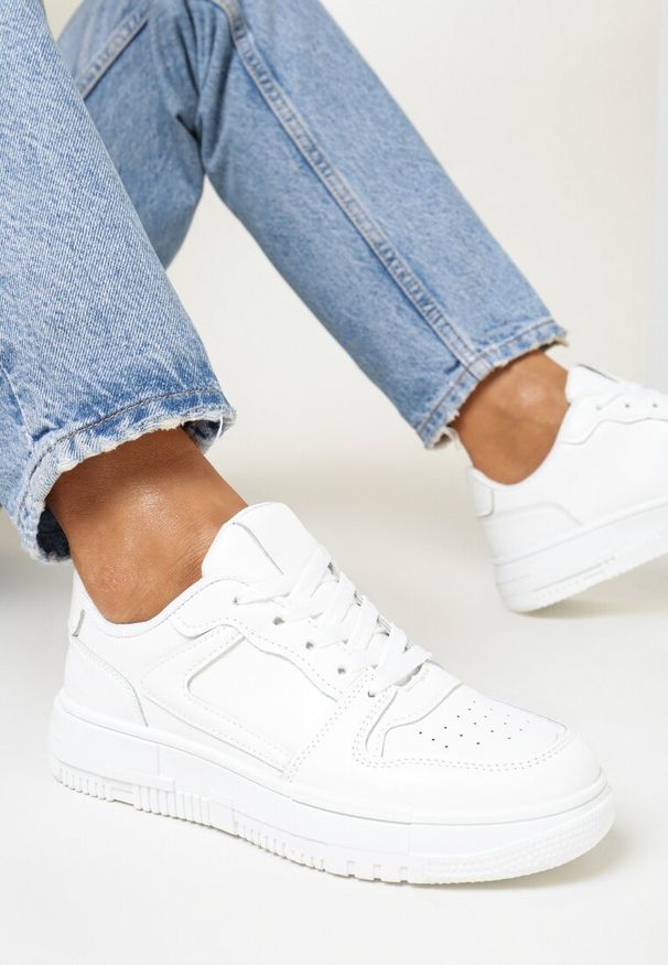Born2be - Białe Sneakersy na Płaskiej Podeszwie z Przeszyciami Telside. Wysokość cholewki: przed kostkę. Kolor: biały. Materiał: skóra. Szerokość cholewki: normalna. Wzór: aplikacja. Sezon: wiosna, jesień. Obcas: na płaskiej podeszwie