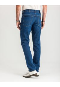 Wrangler - MĘSKIE SPODNIE JEANSOWE WRANGLER TEXAS SLIM GAME ON W12ST112E 112126517. Długość: krótkie. Wzór: jednolity, napisy, aplikacja. Sezon: lato. Styl: klasyczny, retro #7