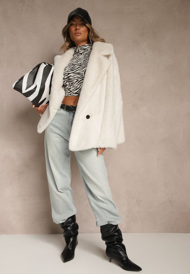 Renee - Biała Dwurzędowa Kurtka Futerko o Fasonie Oversize Manella. Okazja: na co dzień. Kolor: biały. Materiał: futro. Wzór: aplikacja. Styl: casual