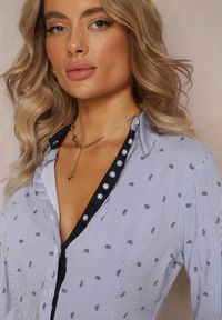 Renee - Niebieska Koszula z Długim Rękawem Zapinana na Guzki w Drobny Print Tardena. Kolor: niebieski. Materiał: bawełna, elastan. Długość rękawa: długi rękaw. Długość: długie. Wzór: nadruk #3