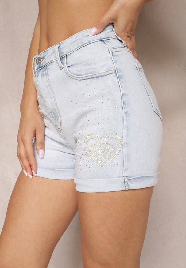 Renee - Jasnoniebieskie Szorty Jeansowe z Cyrkoniami i Perłami Montse. Kolor: niebieski. Materiał: jeans. Długość: krótkie. Wzór: aplikacja