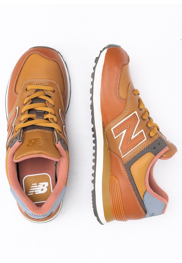 New Balance ML574OMA Sneakersy męskie brązowe. Okazja: na co dzień. Kolor: brązowy. Materiał: zamsz, materiał, guma. Szerokość cholewki: normalna. Sezon: lato, jesień. Model: New Balance 574. Sport: bieganie