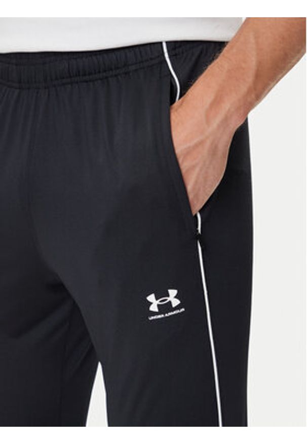 Under Armour Spodnie dresowe Challenger Training 6004044 Czarny Slim Fit. Kolor: czarny. Materiał: dresówka