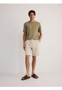 Reserved - Strukturalne szorty regular - beżowy. Kolor: beżowy. Materiał: dzianina