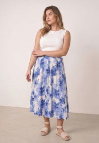Born2be - Niebieska Rozkloszowana Spódnica z Wiskozy Zdobiona Kwiatowym Wzorem Palereia. Okazja: na co dzień. Kolekcja: plus size. Kolor: niebieski. Materiał: wiskoza. Długość: długie. Wzór: aplikacja, kwiaty. Styl: casual #1