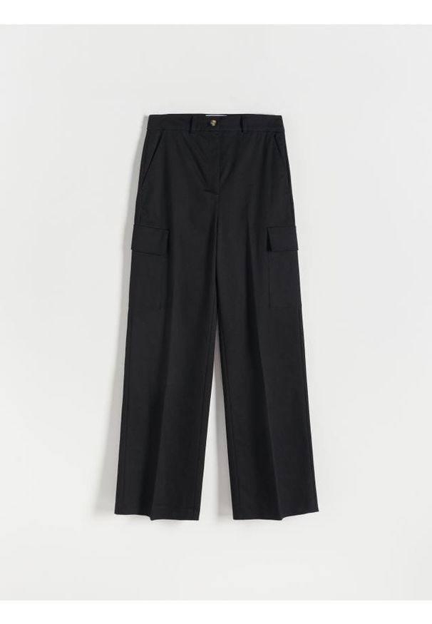Reserved - Spodnie z kieszeniami cargo - czarny. Kolor: czarny. Materiał: bawełna, tkanina. Wzór: gładki