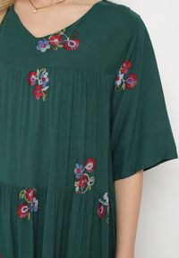 Born2be - Ciemnozielona Wiskozowa Sukienka o Rozkloszowanym Kroju z Krótkim Rękawem Givinia. Okazja: na imprezę, na co dzień. Kolekcja: plus size. Kolor: zielony. Materiał: wiskoza. Długość rękawa: krótki rękaw. Typ sukienki: rozkloszowane, proste, dla puszystych. Styl: casual, elegancki #3