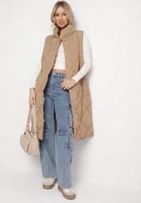 Born2be - Ciemnobeżowa Pikowana Kamizelka o Długim Kroju ze Stójką i Kieszeniami Avatheia. Okazja: na co dzień. Typ kołnierza: kołnierzyk stójkowy. Kolor: beżowy. Materiał: jeans. Długość: długie. Wzór: aplikacja. Styl: elegancki, casual, klasyczny #1