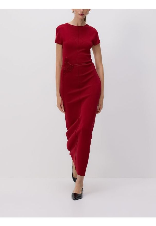 Reserved - Sukienka maxi z ozdobnym paskiem - czerwony. Kolor: czerwony. Materiał: dzianina, wiskoza. Długość: maxi