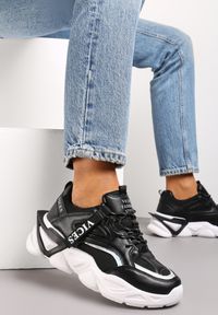 Born2be - Czarne Sneakersy Astoreia. Okazja: na co dzień. Wysokość cholewki: przed kostkę. Kolor: czarny. Materiał: materiał. Wzór: napisy, aplikacja. Sport: turystyka piesza #2